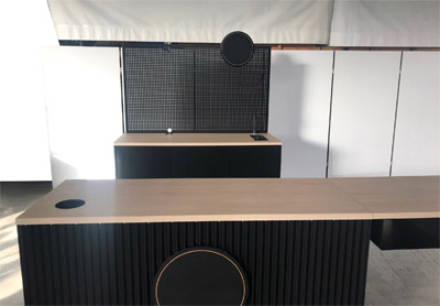 Eventbar Outdoortheke aus Aluminium mit Ansatztischen zerlegbar Werbeschilder Rückwand Lochblechtafel