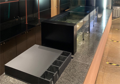 Thekenumbau mit Fliesen, umlackieren der Bestandsteile Rückwand lackieren, neue Regale